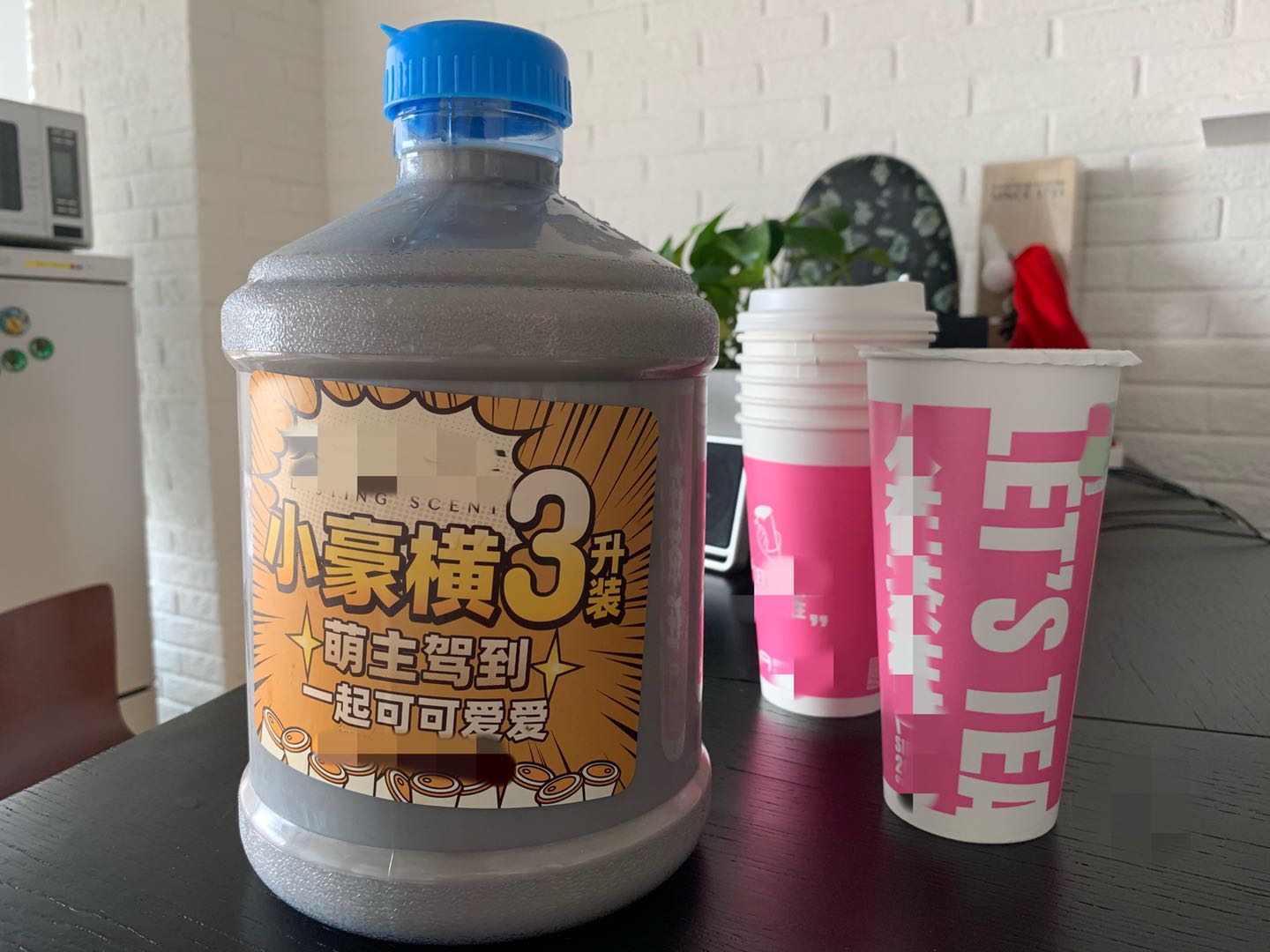 到去年年底为止,超大矿泉水瓶的奶茶,饮水机桶奶茶,都被当作段子在
